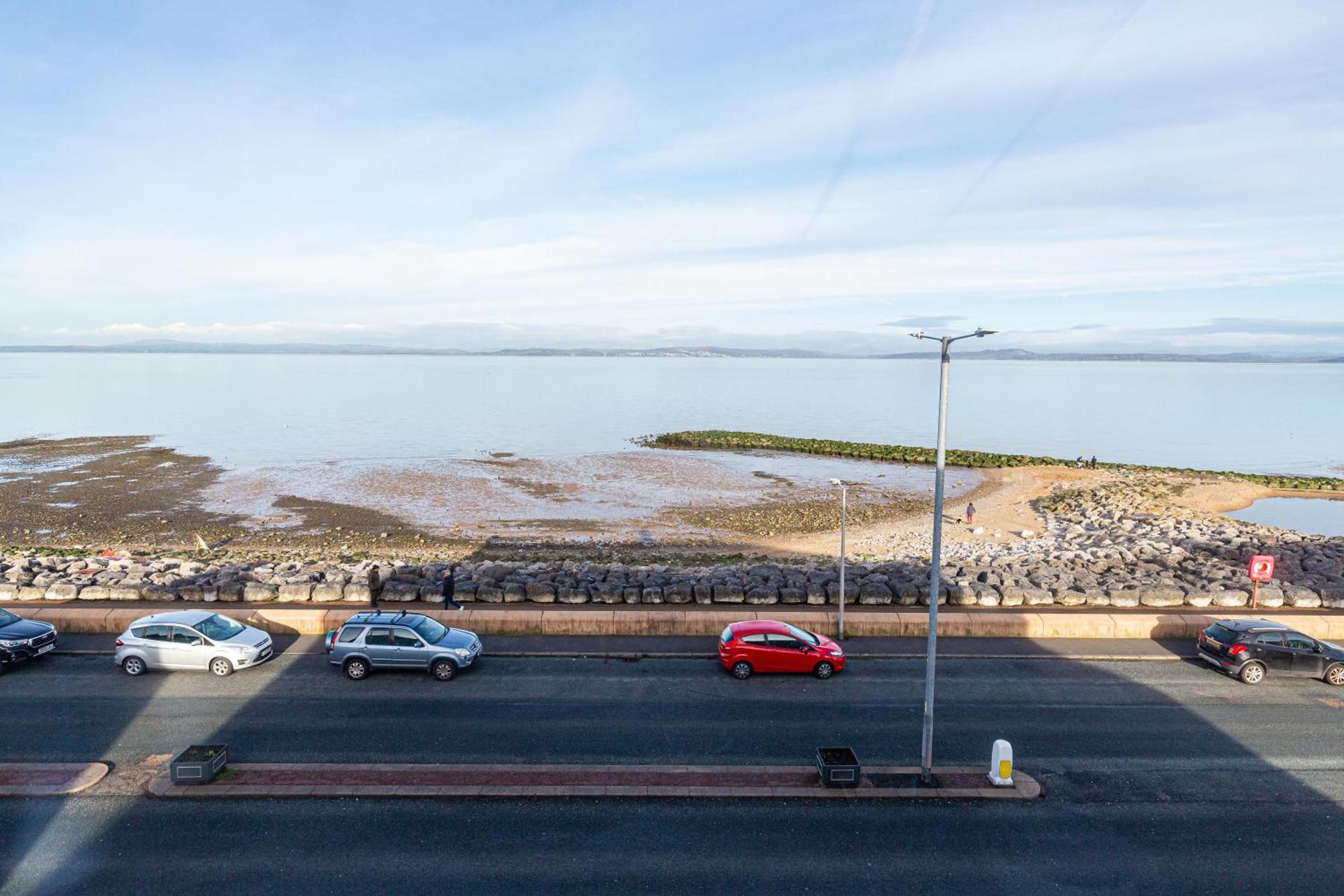 Beachfront 3 Bedrooms Sleeps 7 - Gateway To The District - Newly Refurbished Apartment Morecambe