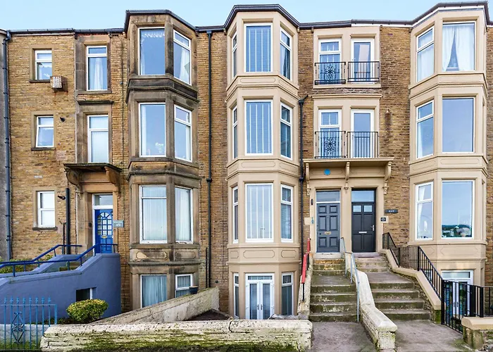 Beachfront Apartment 3 Bedrooms Sleeps 7 - Gateway To The Lake District - Newly Refurbished