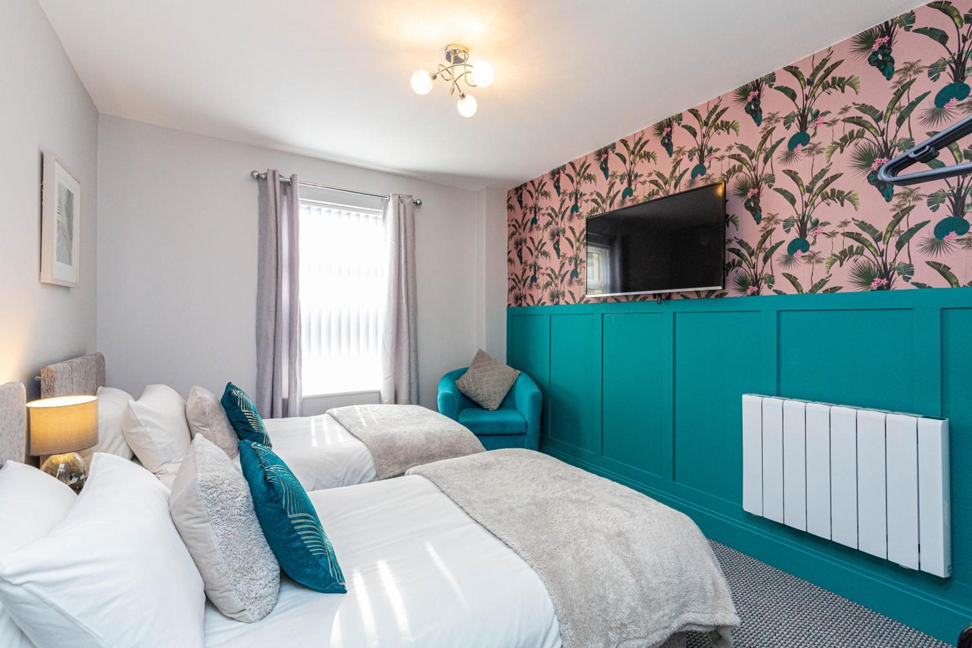 Apartment Beachfront 3 Bedrooms Sleeps 7 - Gateway To The District - Newly Refurbished *
