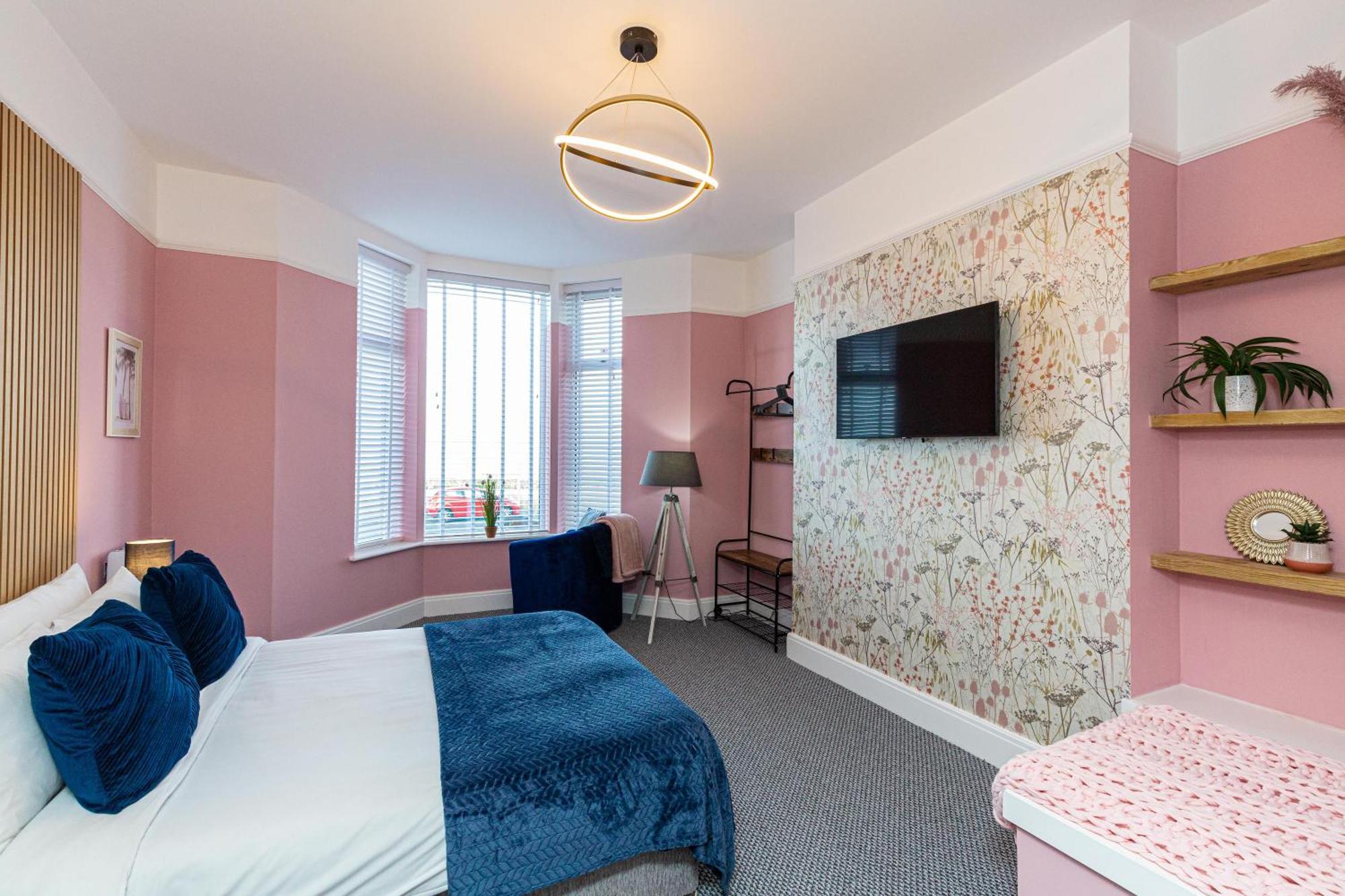 Beachfront 3 Bedrooms Sleeps 7 - Gateway To The District - Newly Refurbished