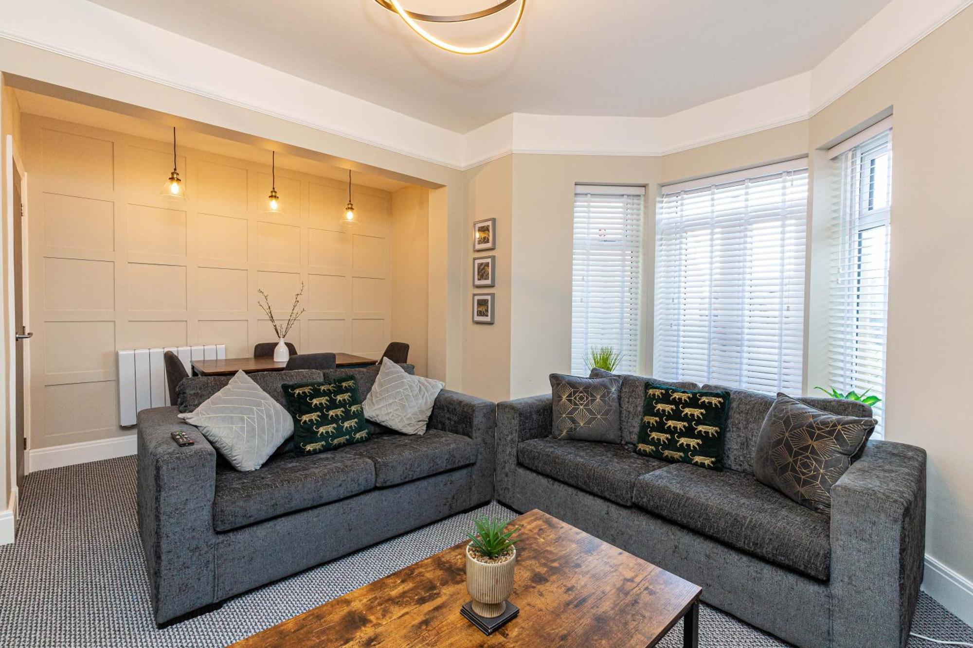 Apartment Beachfront 3 Bedrooms Sleeps 7 - Gateway To The District - Newly Refurbished *