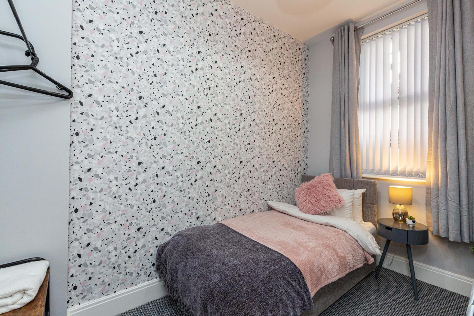 Apartment Beachfront 3 Bedrooms Sleeps 7 - Gateway To The District - Newly Refurbished *