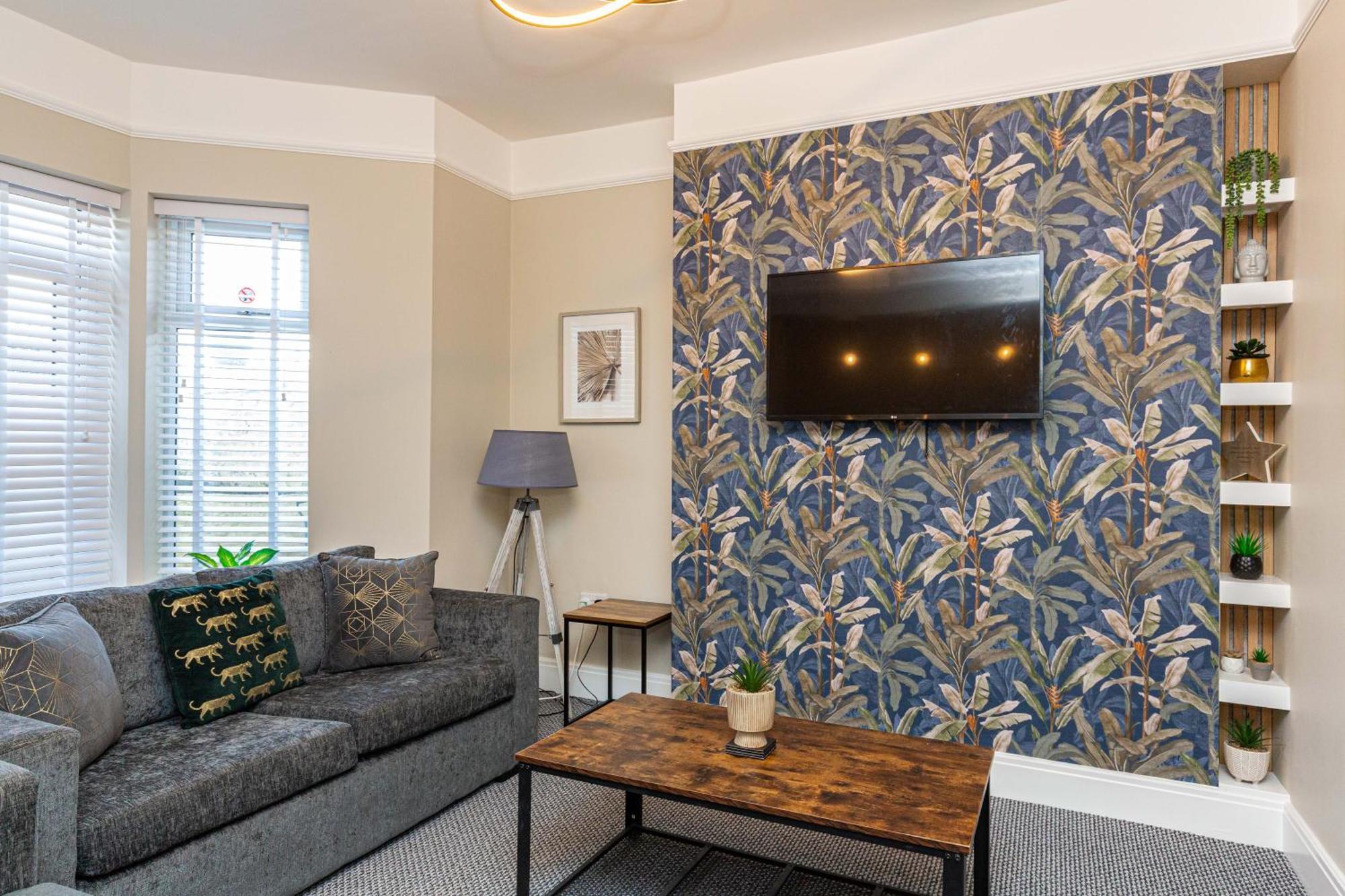Beachfront 3 Bedrooms Sleeps 7 - Gateway To The District - Newly Refurbished * Morecambe