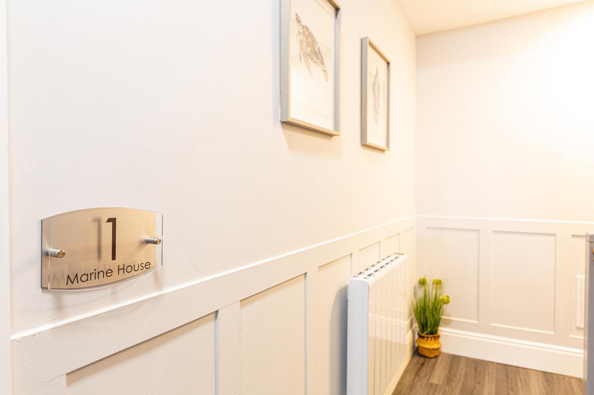 Beachfront 3 Bedrooms Sleeps 7 - Gateway To The District - Newly Refurbished Apartment *