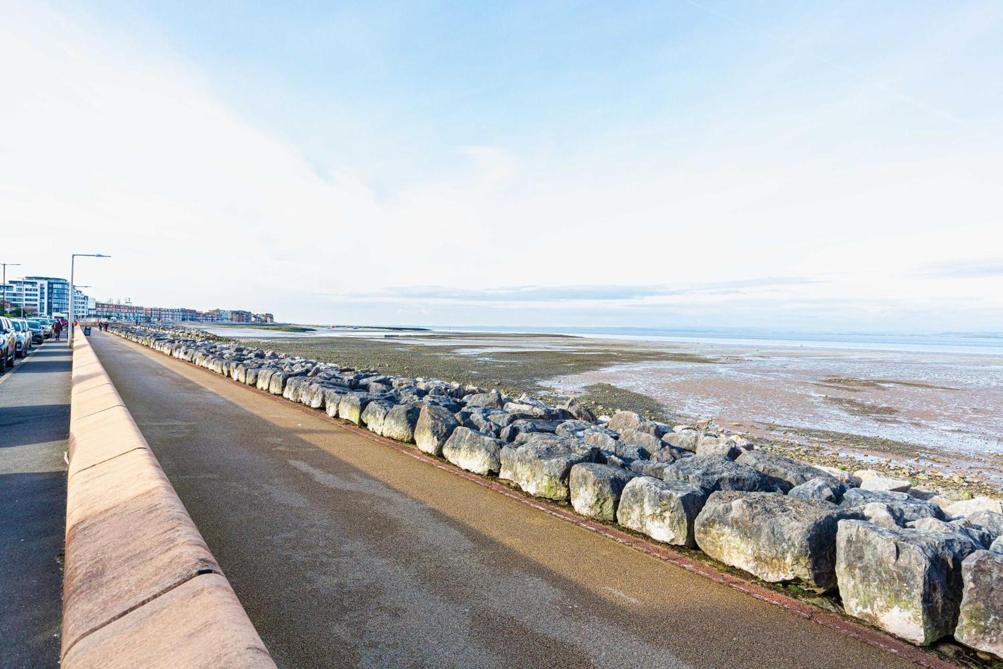 Beachfront 3 Bedrooms Sleeps 7 - Gateway To The District - Newly Refurbished Apartment