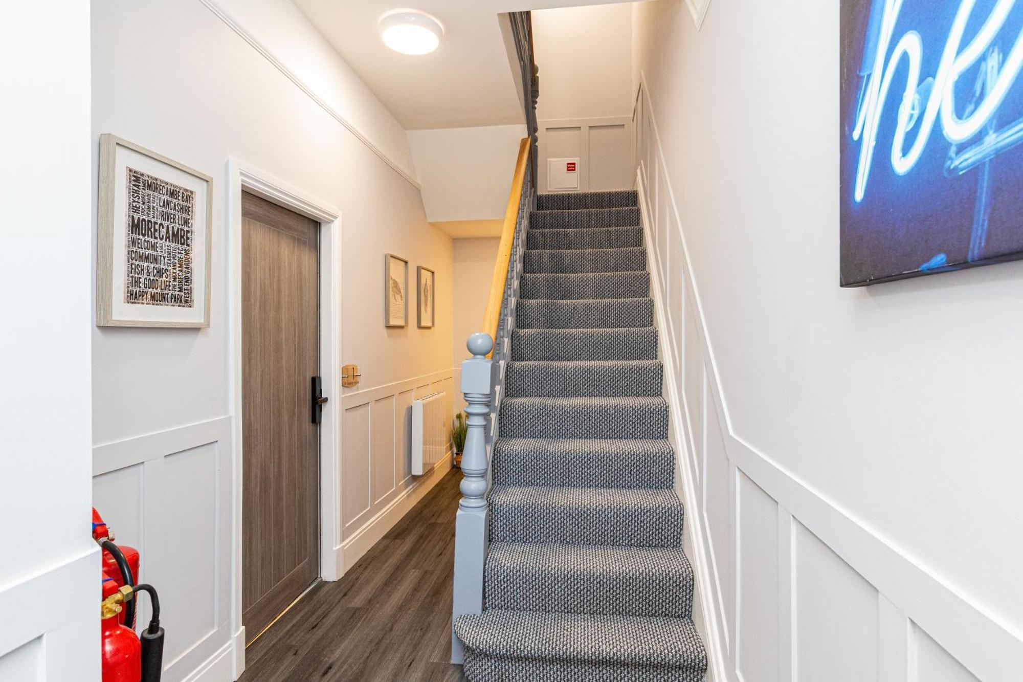 Beachfront 3 Bedrooms Sleeps 7 - Gateway To The District - Newly Refurbished Morecambe