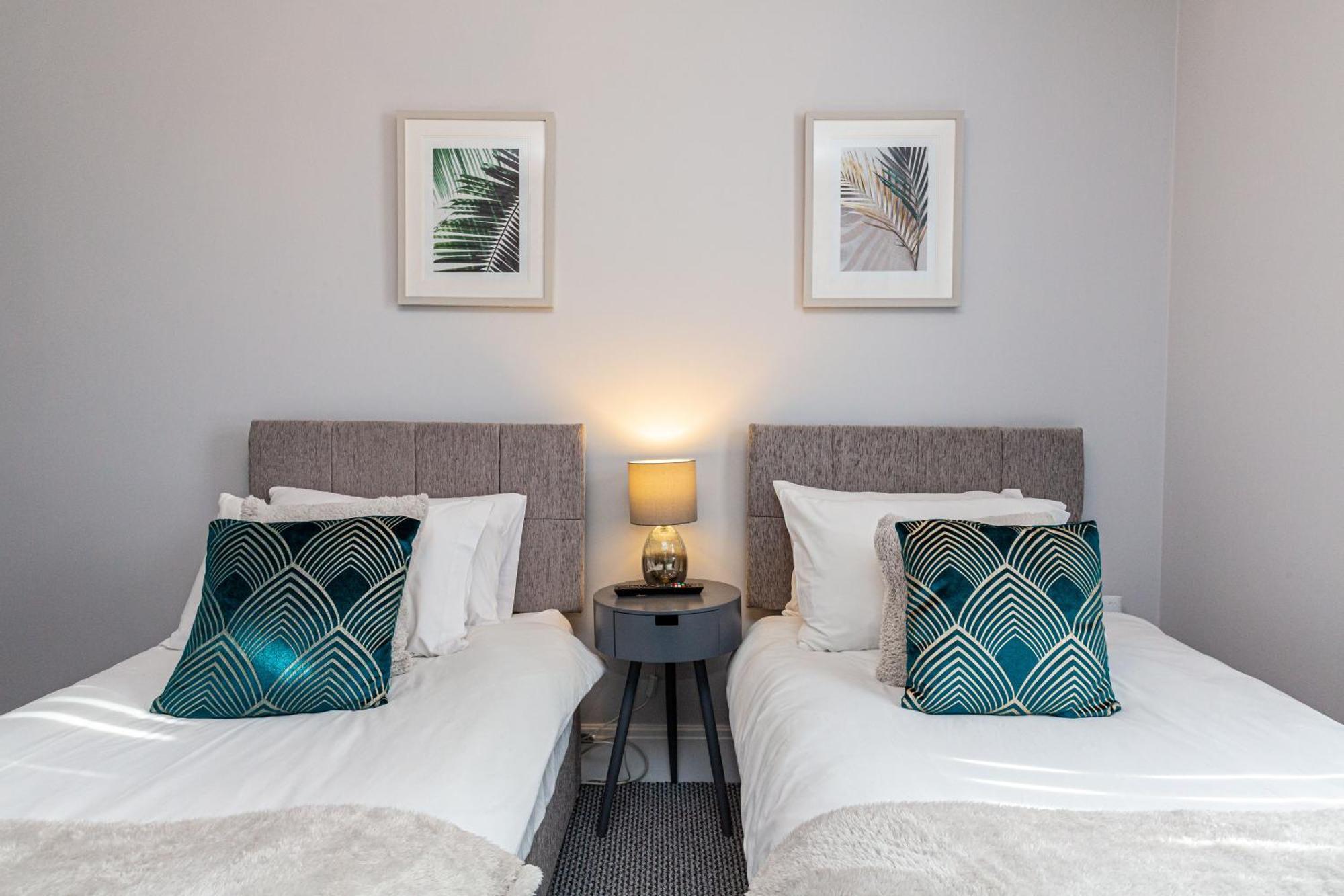 Beachfront 3 Bedrooms Sleeps 7 - Gateway To The District - Newly Refurbished