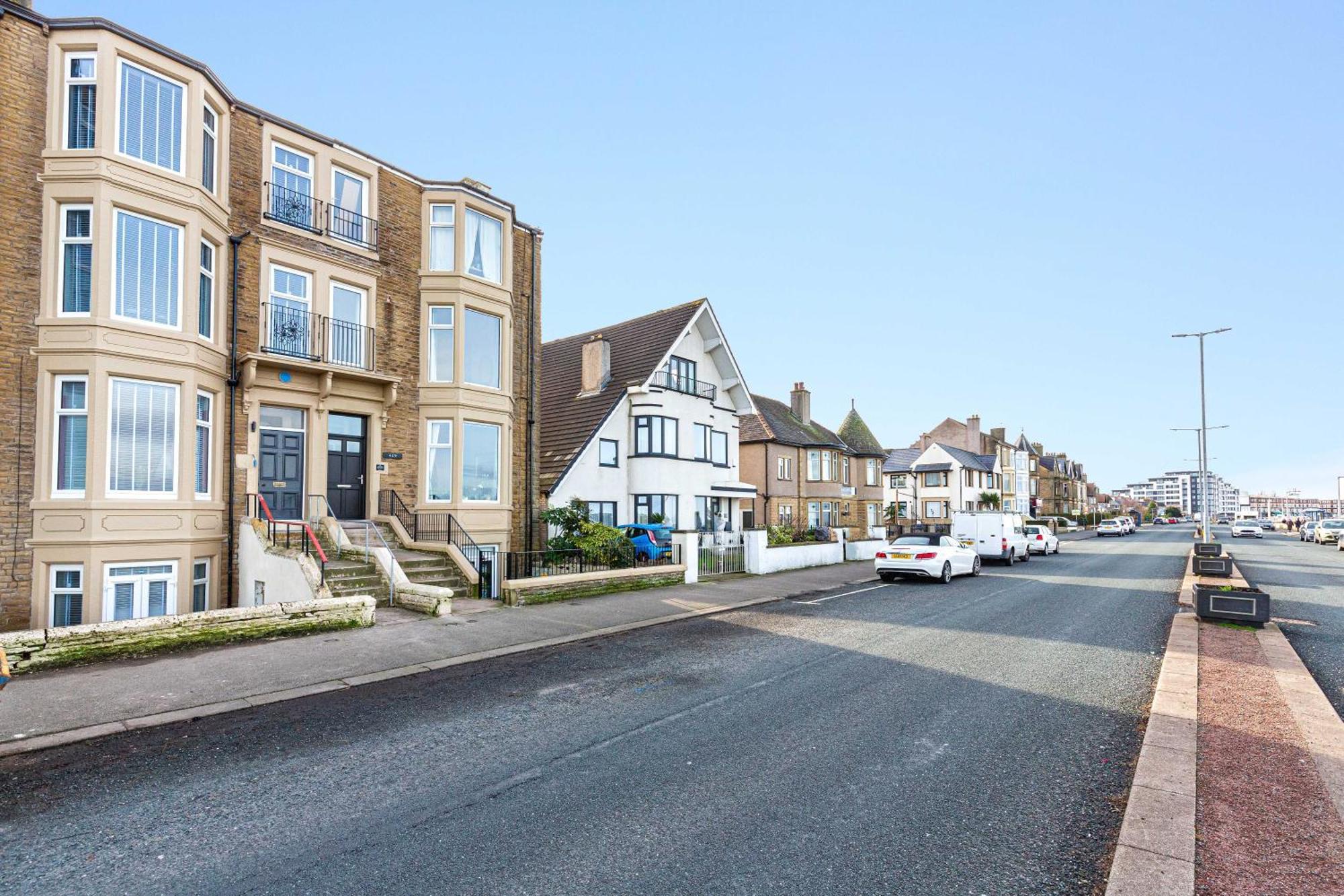 Beachfront 3 Bedrooms Sleeps 7 - Gateway To The District - Newly Refurbished Apartment *