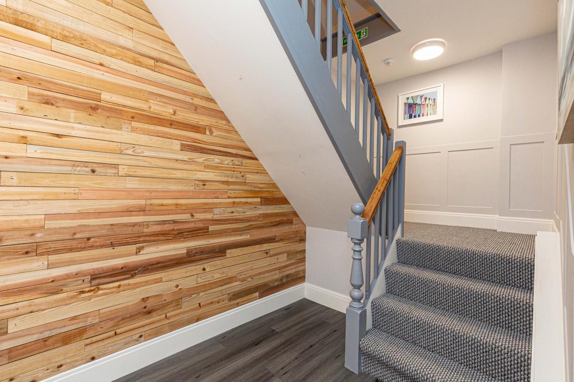 Apartment Beachfront 3 Bedrooms Sleeps 7 - Gateway To The District - Newly Refurbished