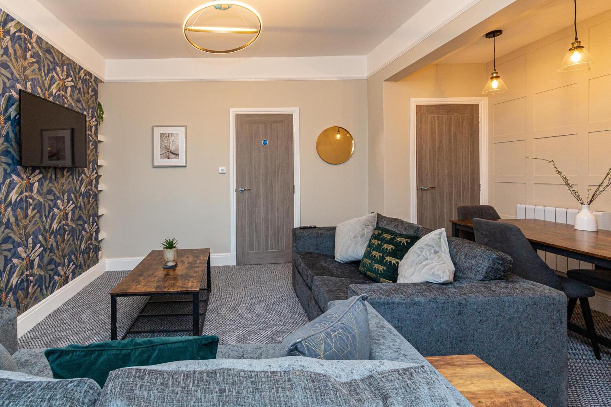 Apartment Beachfront 3 Bedrooms Sleeps 7 - Gateway To The District - Newly Refurbished