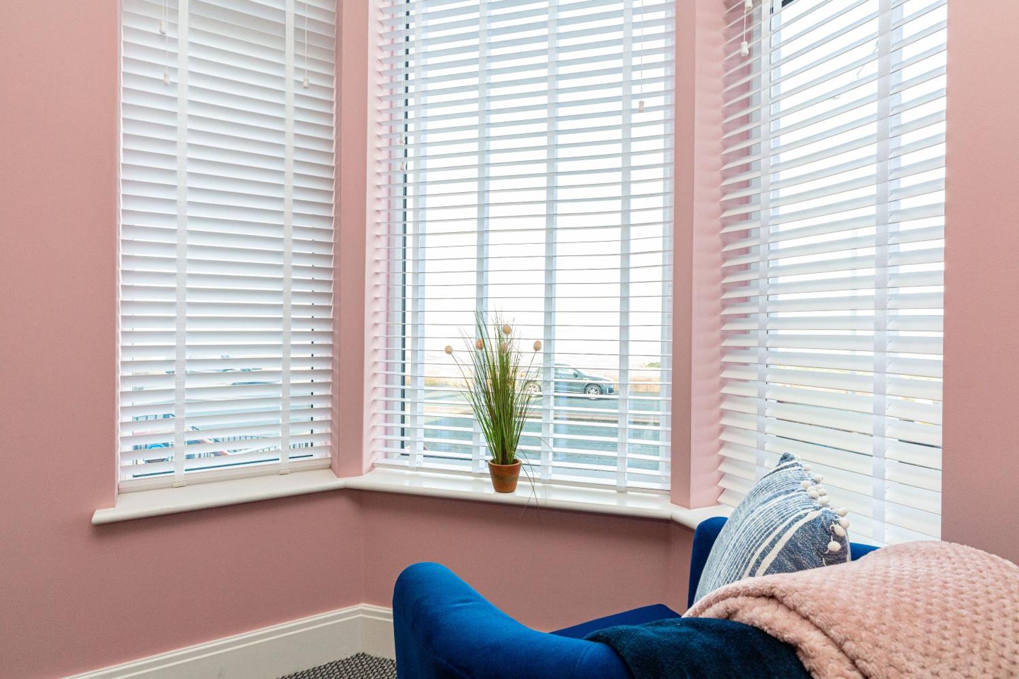 Beachfront 3 Bedrooms Sleeps 7 - Gateway To The District - Newly Refurbished Apartment Morecambe